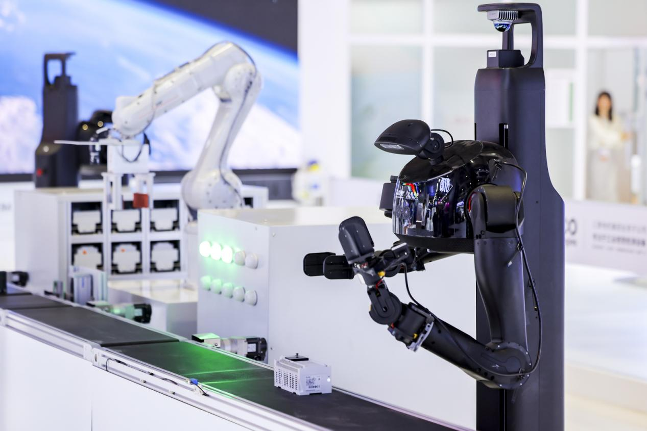 鹿明機(jī)器人與三菱電機(jī)攜手亮相進(jìn)博會(huì)，以具身智能賦能工業(yè)場景智能化升級